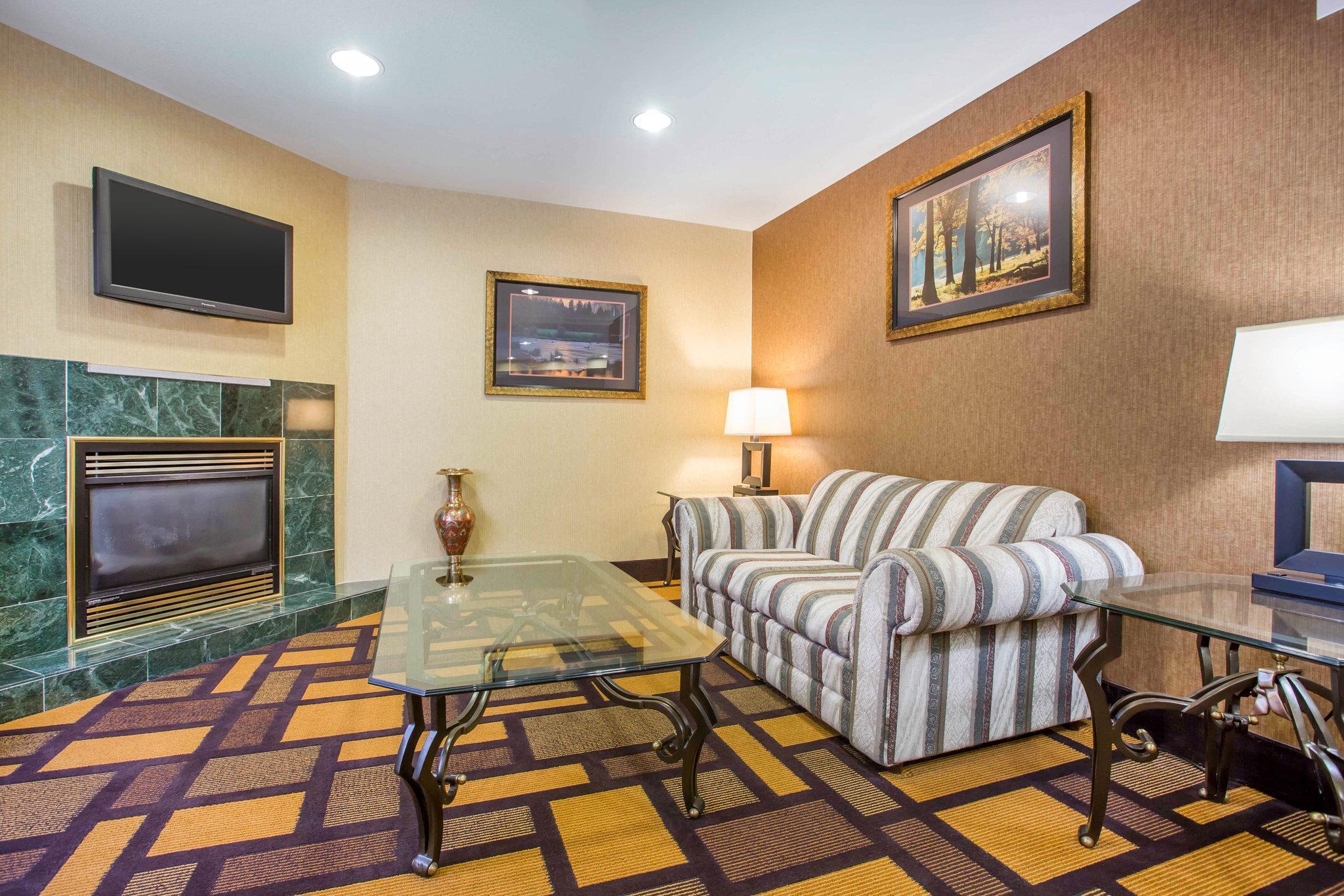 Quality Inn & Suites Уийд Екстериор снимка