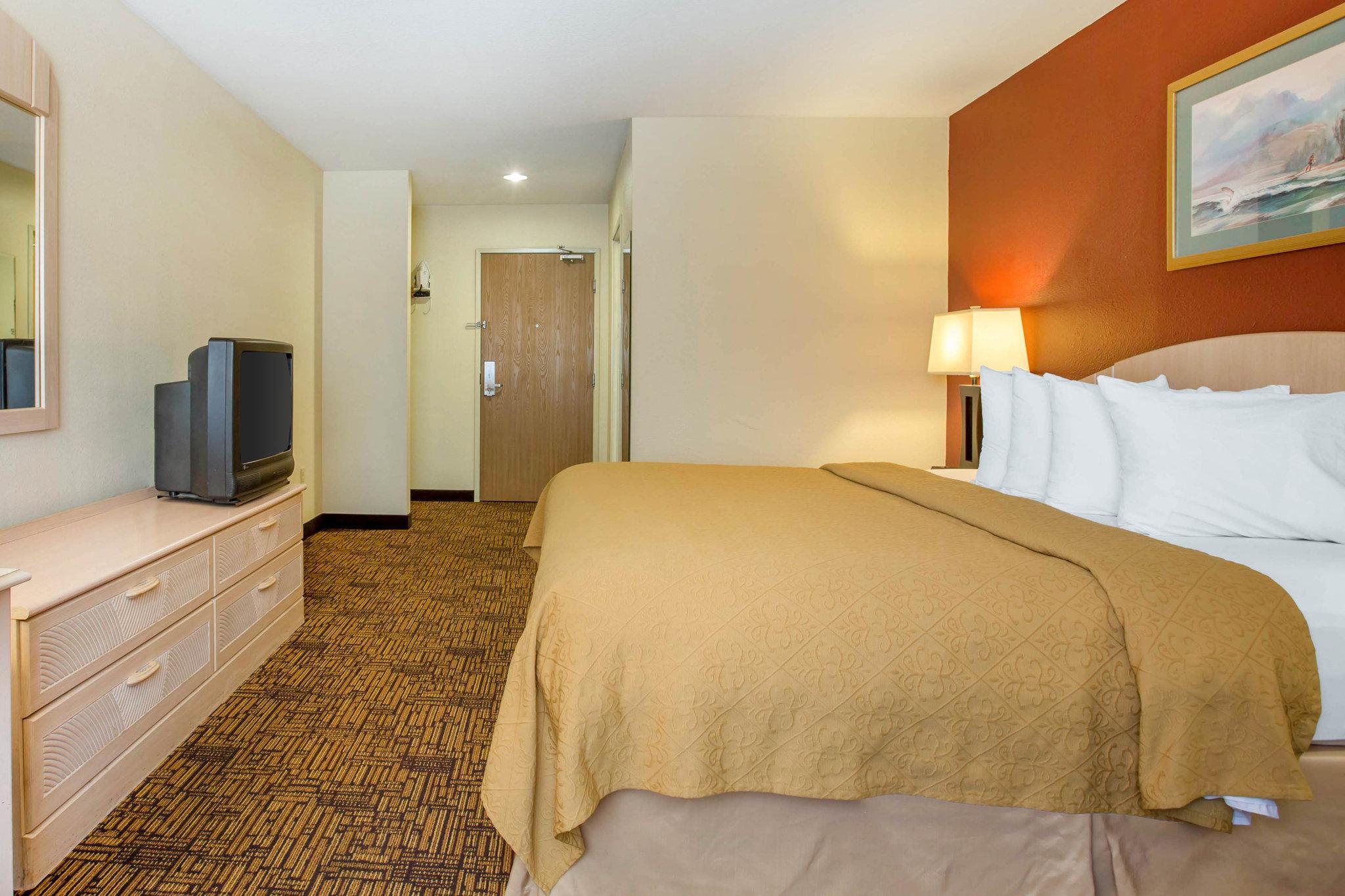 Quality Inn & Suites Уийд Екстериор снимка