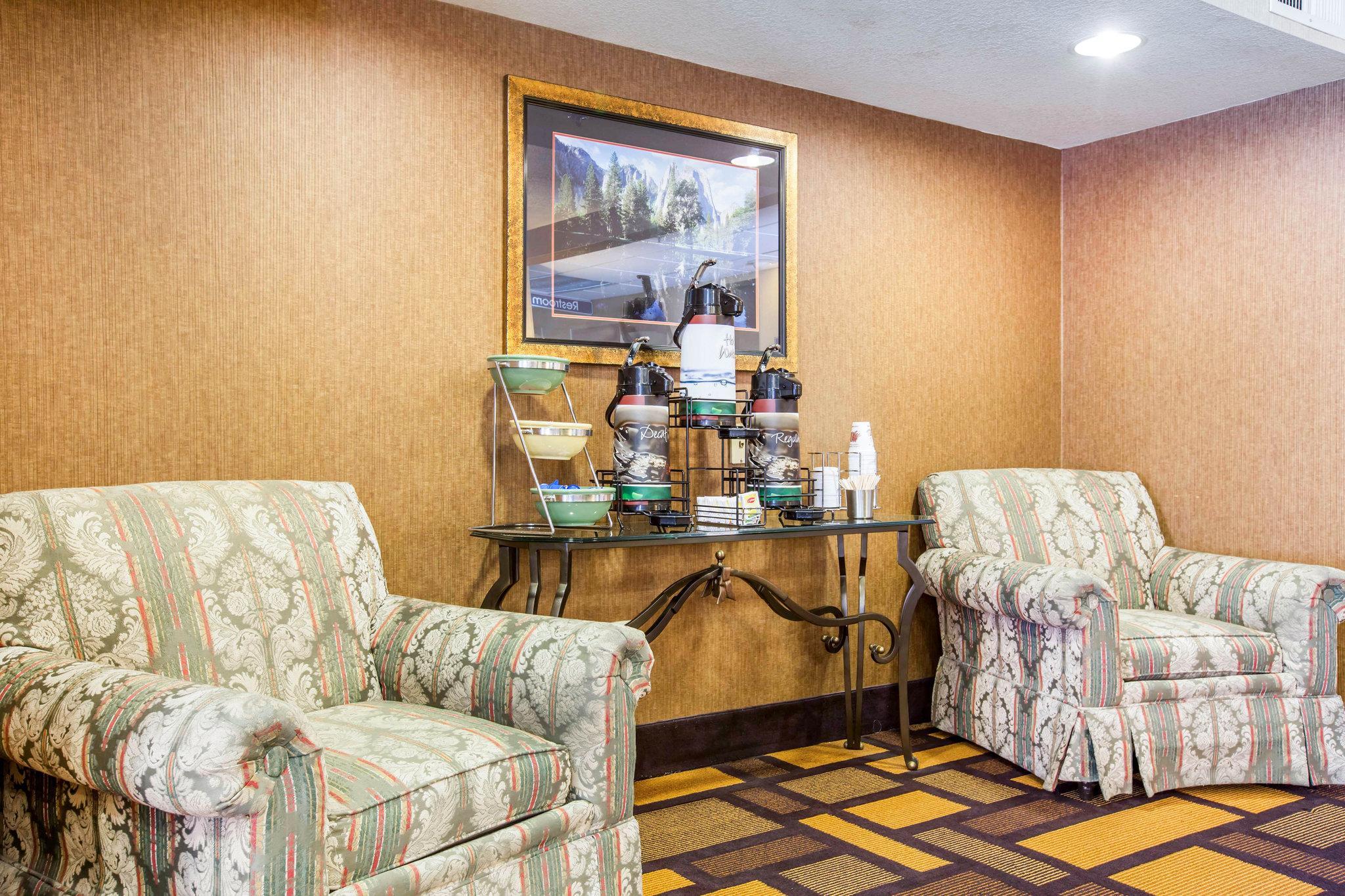 Quality Inn & Suites Уийд Екстериор снимка