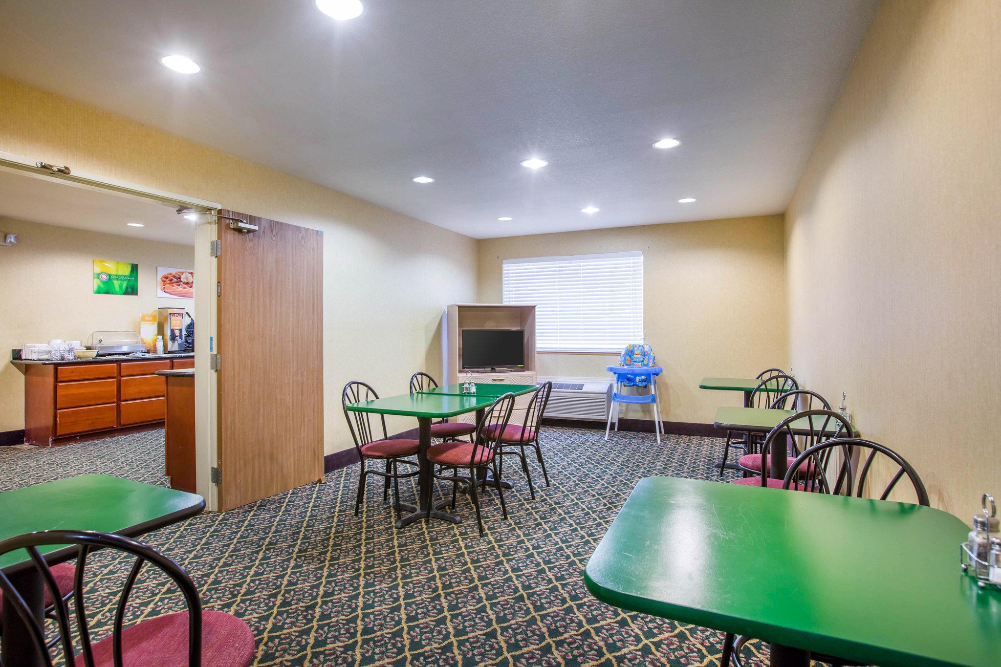 Quality Inn & Suites Уийд Екстериор снимка