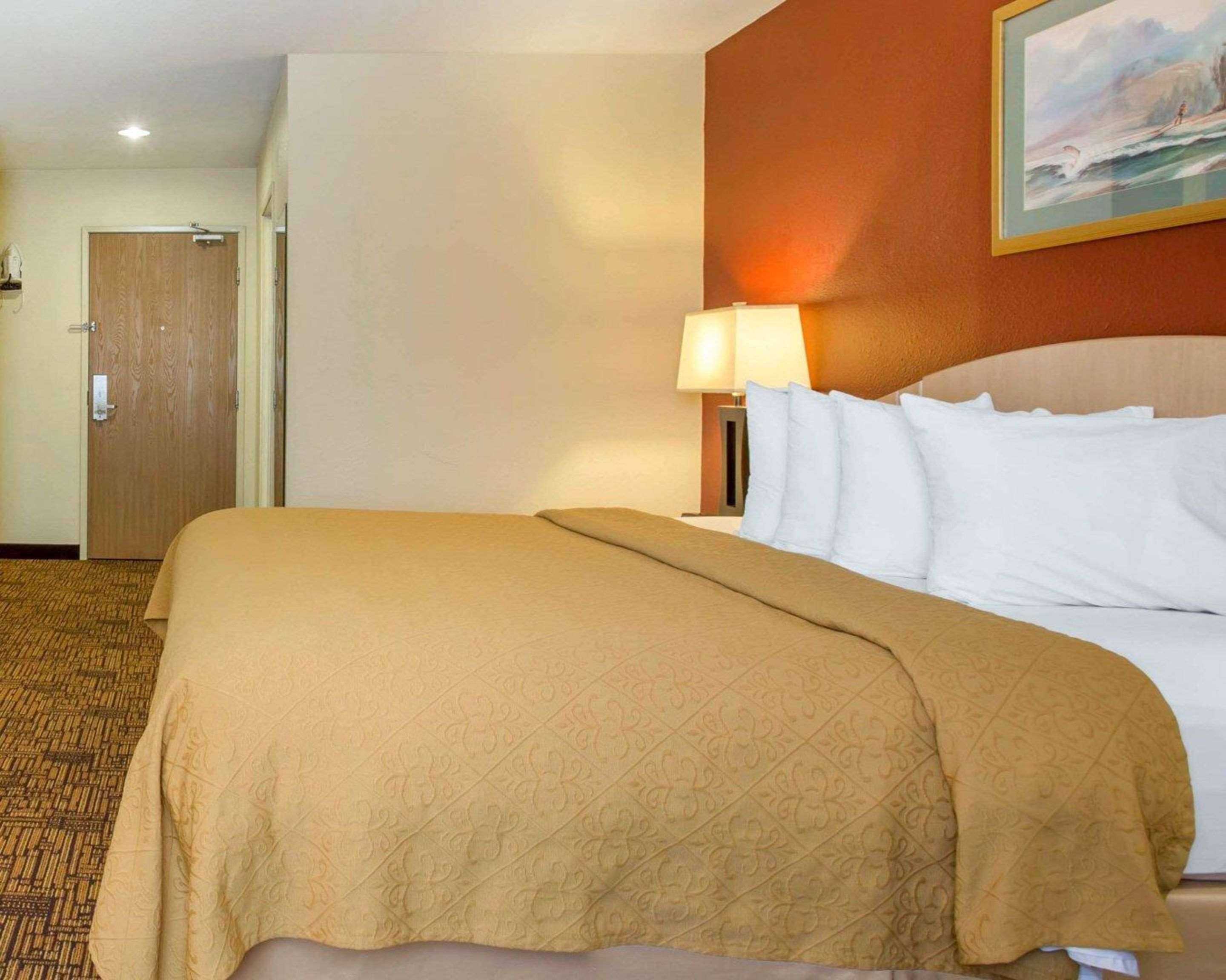 Quality Inn & Suites Уийд Екстериор снимка